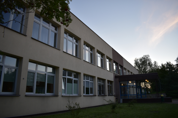 Świętokrzyskie centrum profilaktyki i edukacji w Kielcach - wejście z przodu budynku